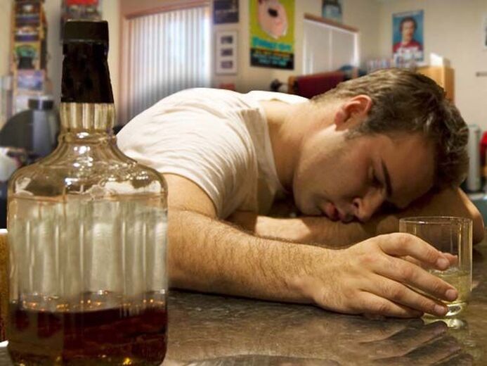 e Mann drénkt Alkohol wéi hien ze maachen opzehalen